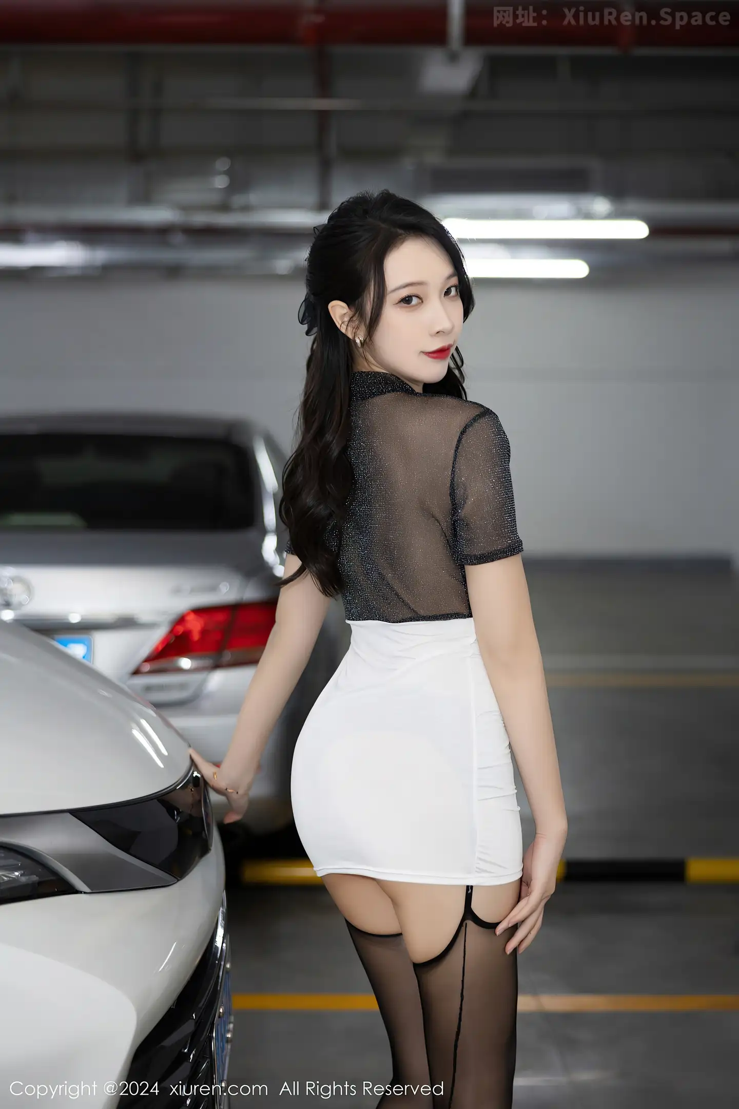 图片[5]-[XiuRen秀人网]VOL.8017 模特郑颖姗Bev黑色轻透上衣配白短裙露黑丝吊袜秀美腿诱惑写真82P-秀人网官方网站